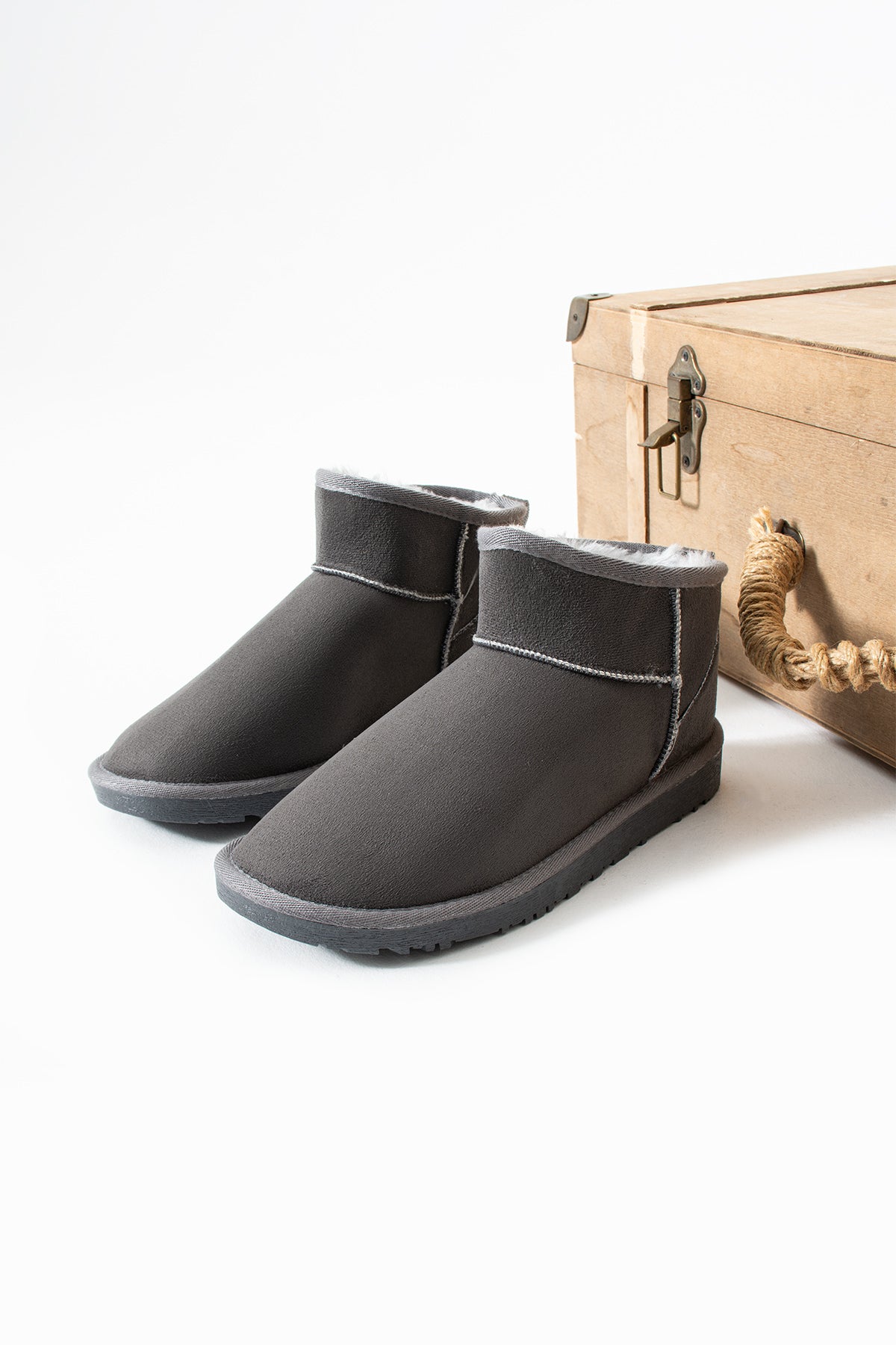 MİNİ SÜET YARIM BOT IÇİ TÜYLÜ DÜZ TABAN KADIN AYAKKABI