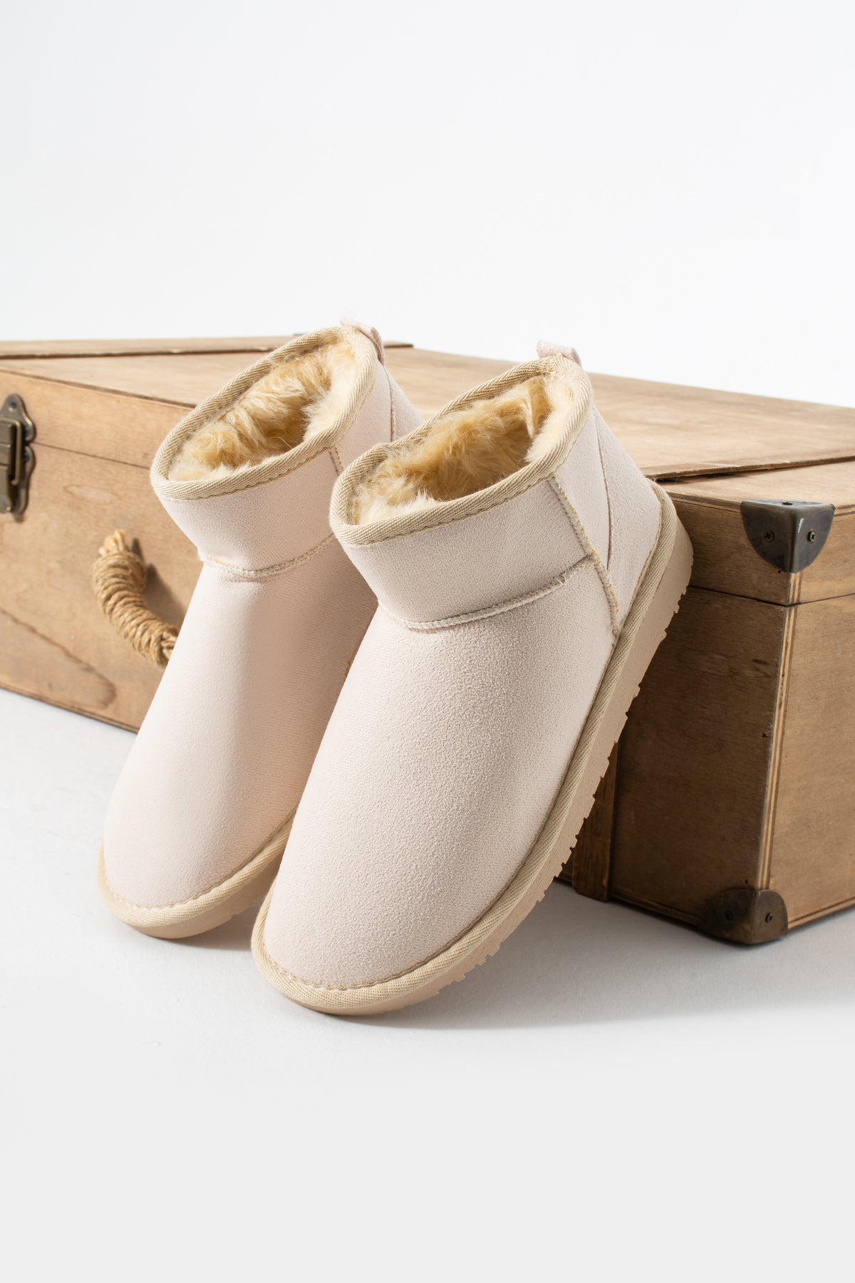 MİNİ SÜET YARIM BOT IÇİ TÜYLÜ DÜZ TABAN KADIN AYAKKABI