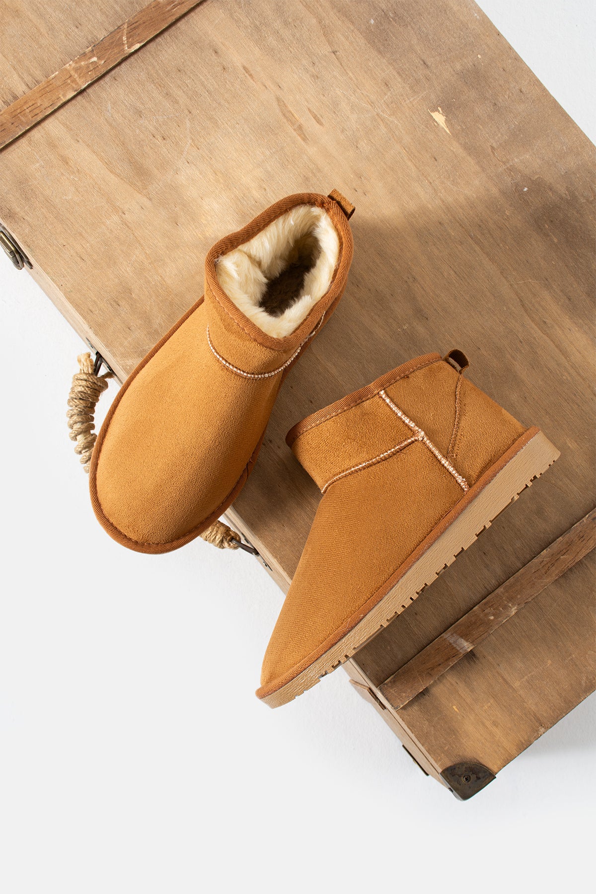 MİNİ SÜET YARIM BOT IÇİ TÜYLÜ DÜZ TABAN KADIN AYAKKABI