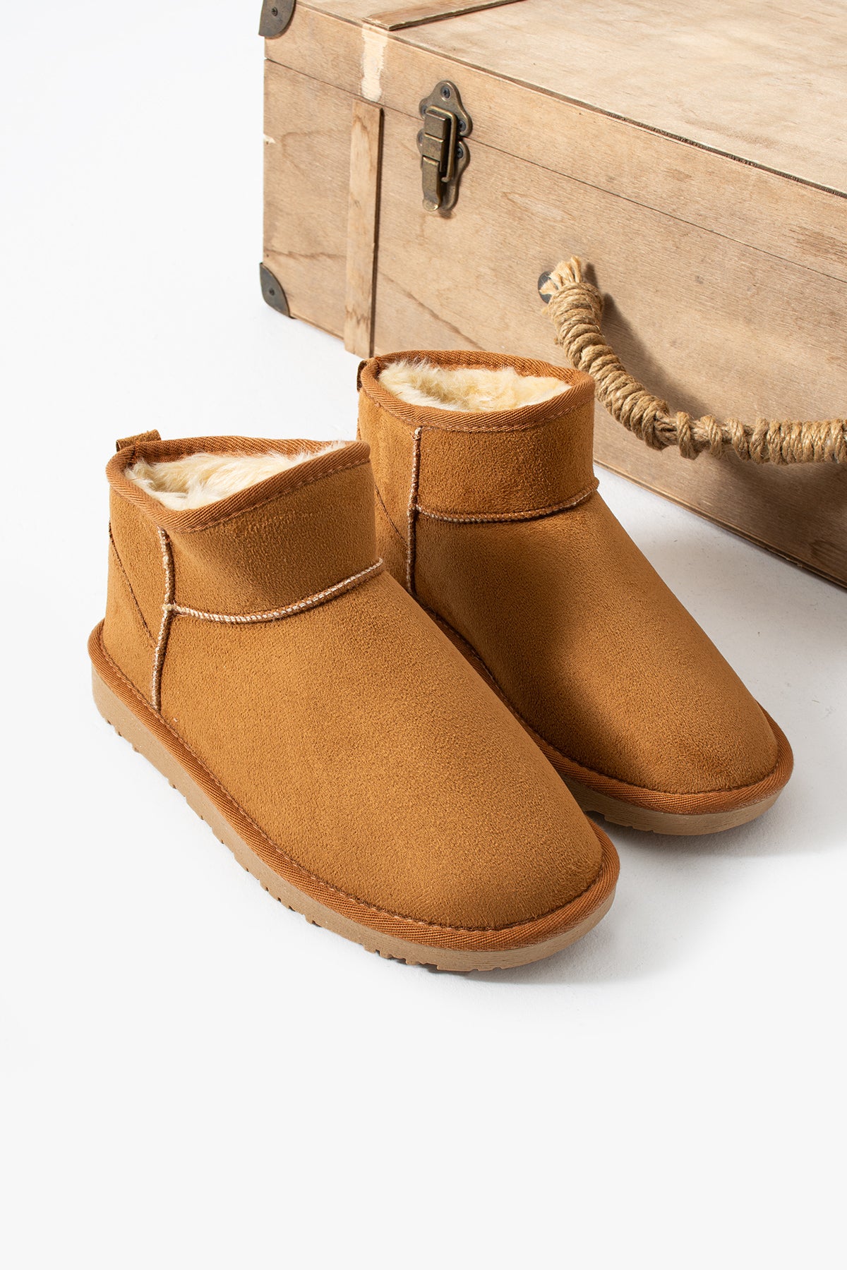 MİNİ SÜET YARIM BOT IÇİ TÜYLÜ DÜZ TABAN KADIN AYAKKABI